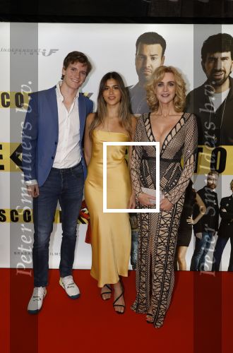 Amsterdam 29 januari 2024
Premiere Scotoe in Tuschinski met oa in de cast Sinan Eroglu Mohammed Chara Rose Bertram Said Boumazoughe Melisa Asli Pamuk Ferdi Stofmeel Daphne Deckers Emma Deckers en Oscar Aerts. Daphne Deckers met Alec Deckers en vriendin