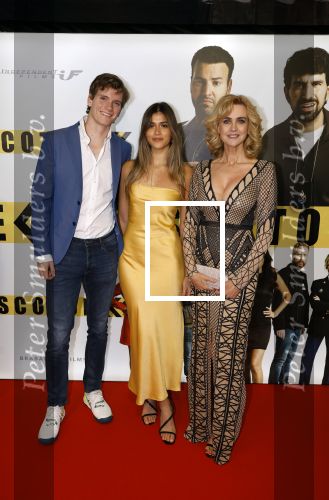 Amsterdam 29 januari 2024
Premiere Scotoe in Tuschinski met oa in de cast Sinan Eroglu Mohammed Chara Rose Bertram Said Boumazoughe Melisa Asli Pamuk Ferdi Stofmeel Daphne Deckers Emma Deckers en Oscar Aerts. Daphne Deckers met Alec Deckers en vriendin