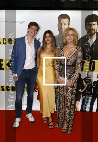 Amsterdam 29 januari 2024
Premiere Scotoe in Tuschinski met oa in de cast Sinan Eroglu Mohammed Chara Rose Bertram Said Boumazoughe Melisa Asli Pamuk Ferdi Stofmeel Daphne Deckers Emma Deckers en Oscar Aerts. Daphne Deckers met Alec Deckers en vriendin