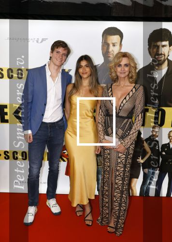 Amsterdam 29 januari 2024
Premiere Scotoe in Tuschinski met oa in de cast Sinan Eroglu Mohammed Chara Rose Bertram Said Boumazoughe Melisa Asli Pamuk Ferdi Stofmeel Daphne Deckers Emma Deckers en Oscar Aerts. Daphne Deckers met Alec Deckers en vriendin