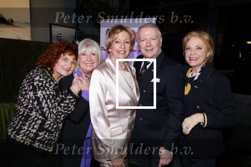 Breukelen 12 februari 2024
Ria Valk viert haar 65 jarig artiesten jubileum en krijgt een koninklijk onderscheiding van de burgemeester van de Ronde Venen. Imca Marina Willeke Alberti Ria Valk Ronnie Tober en Conny Vink
