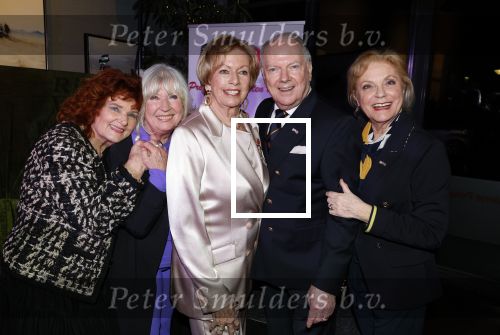 Breukelen 12 februari 2024
Ria Valk viert haar 65 jarig artiesten jubileum en krijgt een koninklijk onderscheiding van de burgemeester van de Ronde Venen. Imca Marina Willeke Alberti Ria Valk Ronnie Tober en Conny Vink