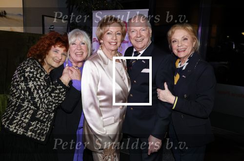 Breukelen 12 februari 2024
Ria Valk viert haar 65 jarig artiesten jubileum en krijgt een koninklijk onderscheiding van de burgemeester van de Ronde Venen. Imca Marina Willeke Alberti Ria Valk Ronnie Tober en Conny Vink