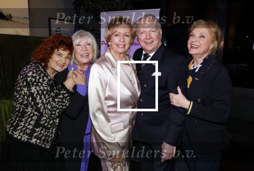 Breukelen 12 februari 2024
Ria Valk viert haar 65 jarig artiesten jubileum en krijgt een koninklijk onderscheiding van de burgemeester van de Ronde Venen. Imca Marina Willeke Alberti Ria Valk Ronnie Tober en Conny Vink