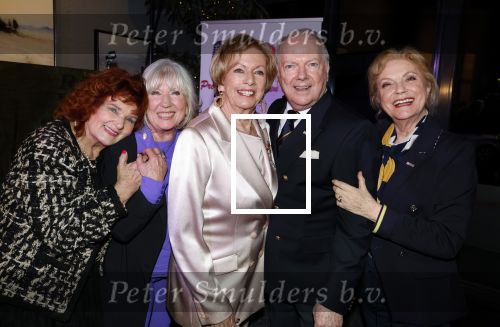 Breukelen 12 februari 2024
Ria Valk viert haar 65 jarig artiesten jubileum en krijgt een koninklijk onderscheiding van de burgemeester van de Ronde Venen. Imca Marina Willeke Alberti Ria Valk Ronnie Tober en Conny Vink