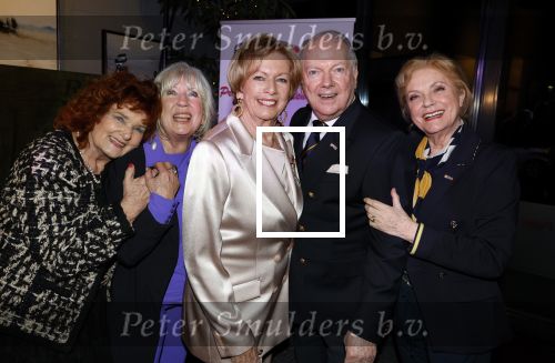 Breukelen 12 februari 2024
Ria Valk viert haar 65 jarig artiesten jubileum en krijgt een koninklijk onderscheiding van de burgemeester van de Ronde Venen. Imca Marina Willeke Alberti Ria Valk Ronnie Tober en Conny Vink