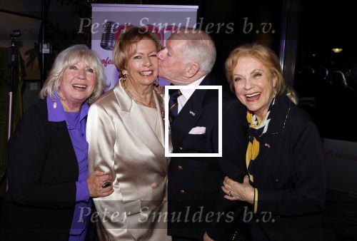 Breukelen 12 februari 2024
Ria Valk viert haar 65 jarig artiesten jubileum en krijgt een koninklijk onderscheiding van de burgemeester van de Ronde Venen. Imca Marina Willeke Alberti Ria Valk Ronnie Tober en Conny Vink