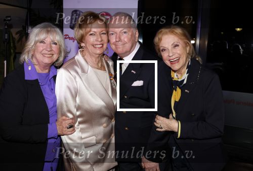 Breukelen 12 februari 2024
Ria Valk viert haar 65 jarig artiesten jubileum en krijgt een koninklijk onderscheiding van de burgemeester van de Ronde Venen. Imca Marina Willeke Alberti Ria Valk Ronnie Tober en Conny Vink