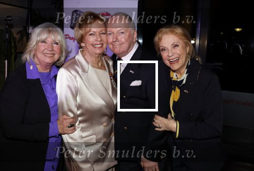 Breukelen 12 februari 2024
Ria Valk viert haar 65 jarig artiesten jubileum en krijgt een koninklijk onderscheiding van de burgemeester van de Ronde Venen. Imca Marina Willeke Alberti Ria Valk Ronnie Tober en Conny Vink