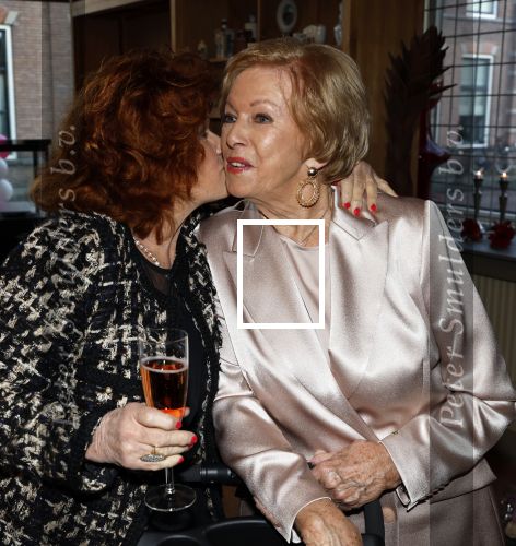 Breukelen 12 februari 2024
Ria Valk viert haar 65 jarig artiesten jubileum en krijgt een koninklijk onderscheiding van de burgemeester van de Ronde Venen. Imca Marina kwam met haar hondje