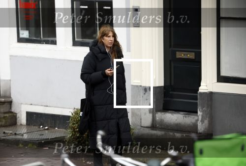 Amsterdam 9 februari 2024
Isa Hoes druk bellend en wandelend over de grachten van Amsterdam.