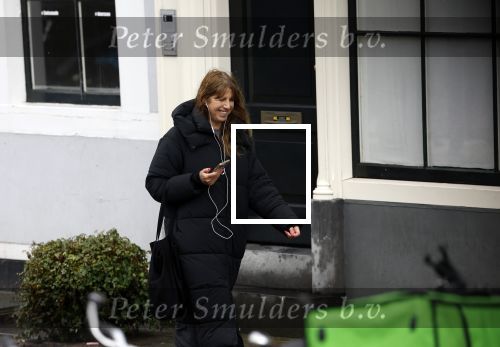 Amsterdam 9 februari 2024
Isa Hoes druk bellend en wandelend over de grachten van Amsterdam.