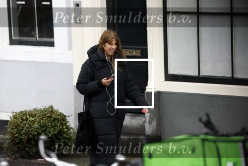 Amsterdam 9 februari 2024
Isa Hoes druk bellend en wandelend over de grachten van Amsterdam.