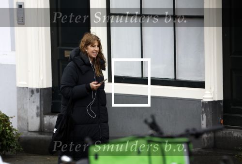Amsterdam 9 februari 2024
Isa Hoes druk bellend en wandelend over de grachten van Amsterdam.