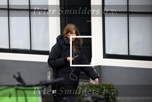 Amsterdam 9 februari 2024
Isa Hoes druk bellend en wandelend over de grachten van Amsterdam.