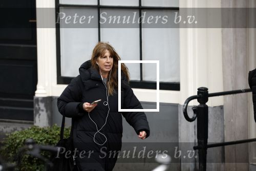 Amsterdam 9 februari 2024
Isa Hoes druk bellend en wandelend over de grachten van Amsterdam.