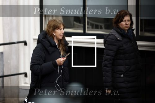 Amsterdam 9 februari 2024
Isa Hoes druk bellend en wandelend over de grachten van Amsterdam.