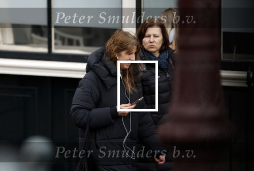 Amsterdam 9 februari 2024
Isa Hoes druk bellend en wandelend over de grachten van Amsterdam.