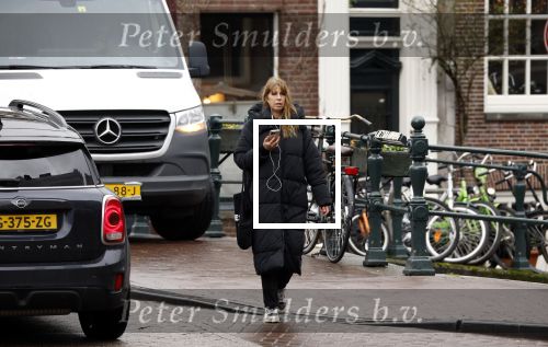 Amsterdam 9 februari 2024
Isa Hoes druk bellend en wandelend over de grachten van Amsterdam.