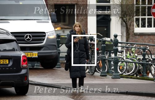 Amsterdam 9 februari 2024
Isa Hoes druk bellend en wandelend over de grachten van Amsterdam.