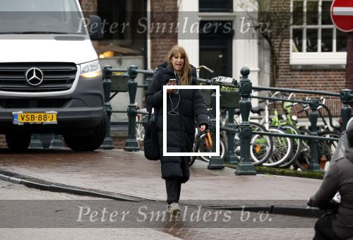 Amsterdam 9 februari 2024
Isa Hoes druk bellend en wandelend over de grachten van Amsterdam.