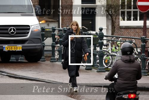 Amsterdam 9 februari 2024
Isa Hoes druk bellend en wandelend over de grachten van Amsterdam.