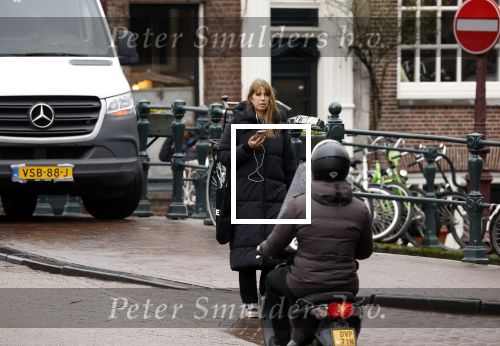 Amsterdam 9 februari 2024
Isa Hoes druk bellend en wandelend over de grachten van Amsterdam.