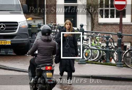 Amsterdam 9 februari 2024
Isa Hoes druk bellend en wandelend over de grachten van Amsterdam.