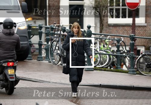 Amsterdam 9 februari 2024
Isa Hoes druk bellend en wandelend over de grachten van Amsterdam.