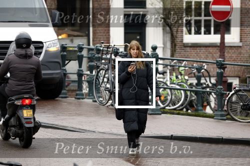 Amsterdam 9 februari 2024
Isa Hoes druk bellend en wandelend over de grachten van Amsterdam.