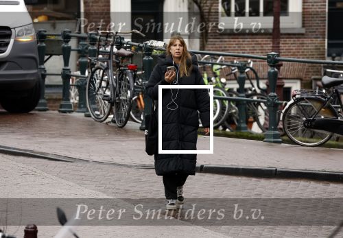 Amsterdam 9 februari 2024
Isa Hoes druk bellend en wandelend over de grachten van Amsterdam.