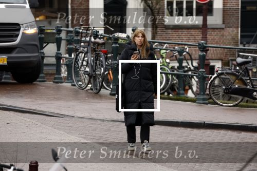 Amsterdam 9 februari 2024
Isa Hoes druk bellend en wandelend over de grachten van Amsterdam.