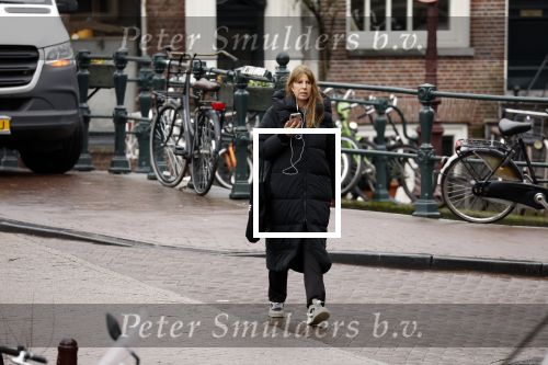 Amsterdam 9 februari 2024
Isa Hoes druk bellend en wandelend over de grachten van Amsterdam.