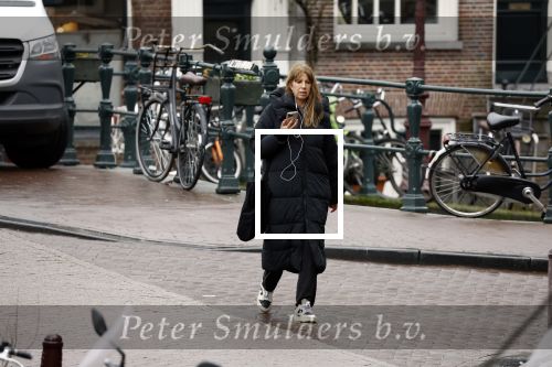 Amsterdam 9 februari 2024
Isa Hoes druk bellend en wandelend over de grachten van Amsterdam.