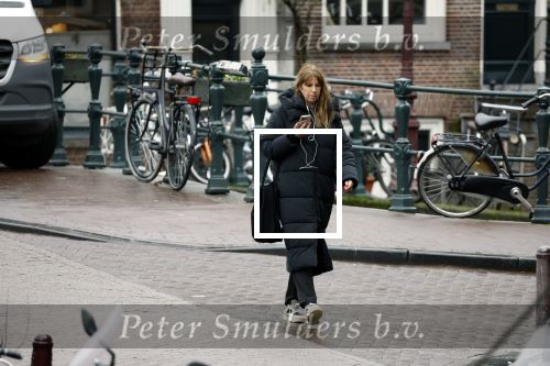 Amsterdam 9 februari 2024
Isa Hoes druk bellend en wandelend over de grachten van Amsterdam.