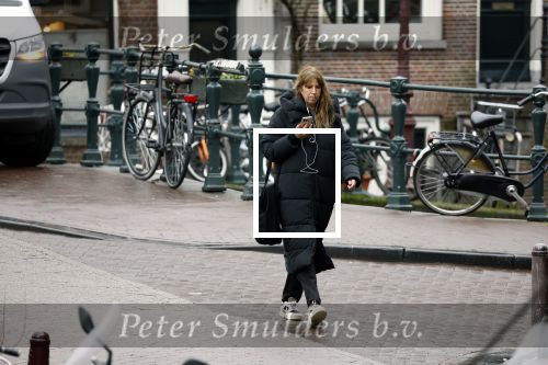 Amsterdam 9 februari 2024
Isa Hoes druk bellend en wandelend over de grachten van Amsterdam.