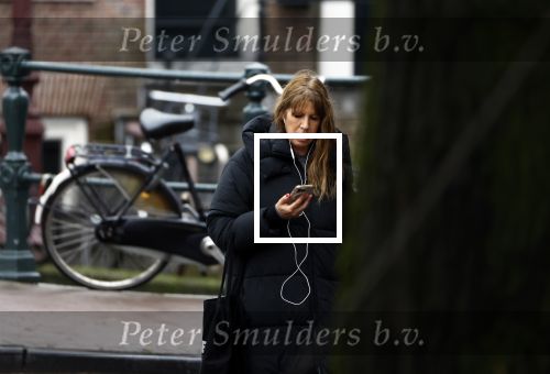 Amsterdam 9 februari 2024
Isa Hoes druk bellend en wandelend over de grachten van Amsterdam.