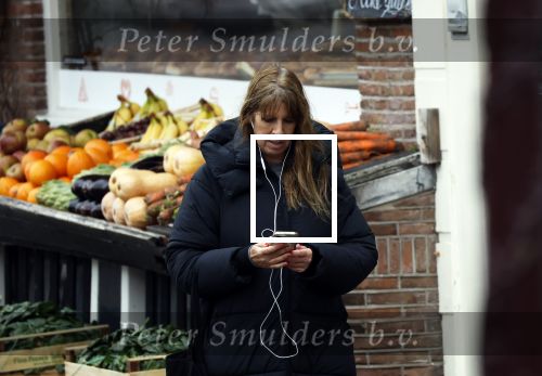 Amsterdam 9 februari 2024
Isa Hoes druk bellend en wandelend over de grachten van Amsterdam.