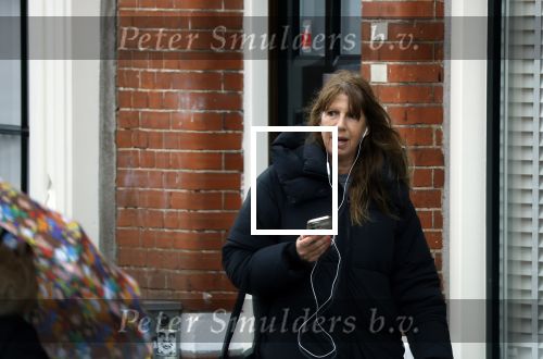 Amsterdam 9 februari 2024
Isa Hoes druk bellend en wandelend over de grachten van Amsterdam.