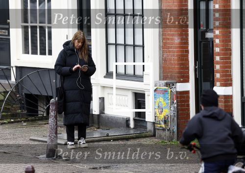 Amsterdam 9 februari 2024
Isa Hoes druk bellend en wandelend over de grachten van Amsterdam.