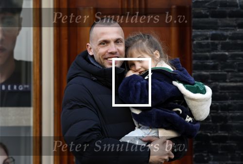Amsterdam 27 januari 2024
Johnny Heitinga samen met zijn dochter op straat in Amsterdam zuid.