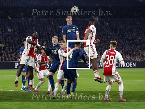 Amsterdam, 3 Februari 2024 AJAX-PSV, eindstand 1-1
Kompetitie Seizoen 2023-2024
Luuk de Jong met Kenneth Taylor en Jorrel Hato
