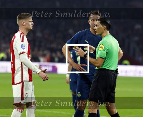 Amsterdam, 3 Februari 2024 AJAX-PSV, eindstand 1-1
Kompetitie Seizoen 2023-2024
Luuk de Jong met Serdar Gozubuy en Kenneth Taylor