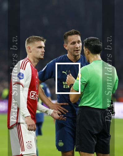 Amsterdam, 3 Februari 2024 AJAX-PSV, eindstand 1-1
Kompetitie Seizoen 2023-2024
Luuk de Jong met Serdar Gozubuy en Kenneth Taylor