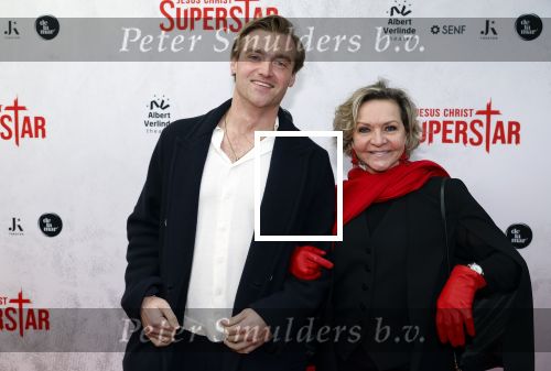 Amsterdam 21 januari 2024
Premiere Jesus Christ Superstar in het DeLaMar theater. Mariska v Kolck met zoon