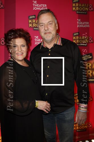 Amstelveen 29 januari 2024
Premiere Kraaij en Kroon van Soy Kroon en Johnny Kraaijkamp in schouwburg in Amstelveen. Marjolijn Touw met haar partner