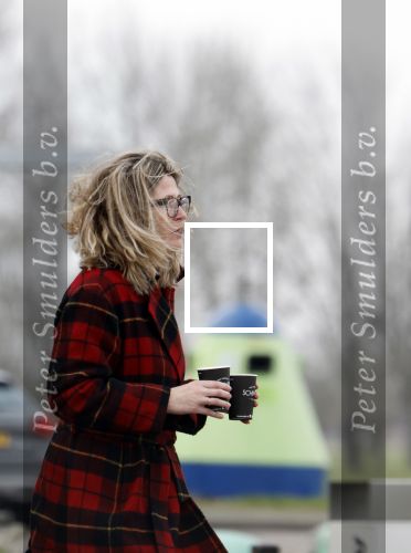 Nederland 5 februari 2024
Matthijs v Nieuwkerk en zijn vriendin Martha Riemsma bij benzinepomp .