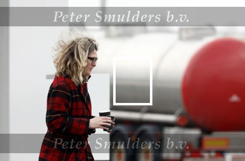 Nederland 5 februari 2024
Matthijs v Nieuwkerk en zijn vriendin Martha Riemsma bij benzinepomp .