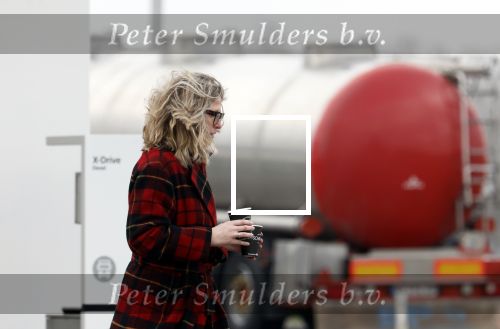 Nederland 5 februari 2024
Matthijs v Nieuwkerk en zijn vriendin Martha Riemsma bij benzinepomp .