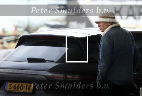 Nederland 5 februari 2024
Matthijs v Nieuwkerk en zijn vriendin Martha Riemsma bij benzinepomp .